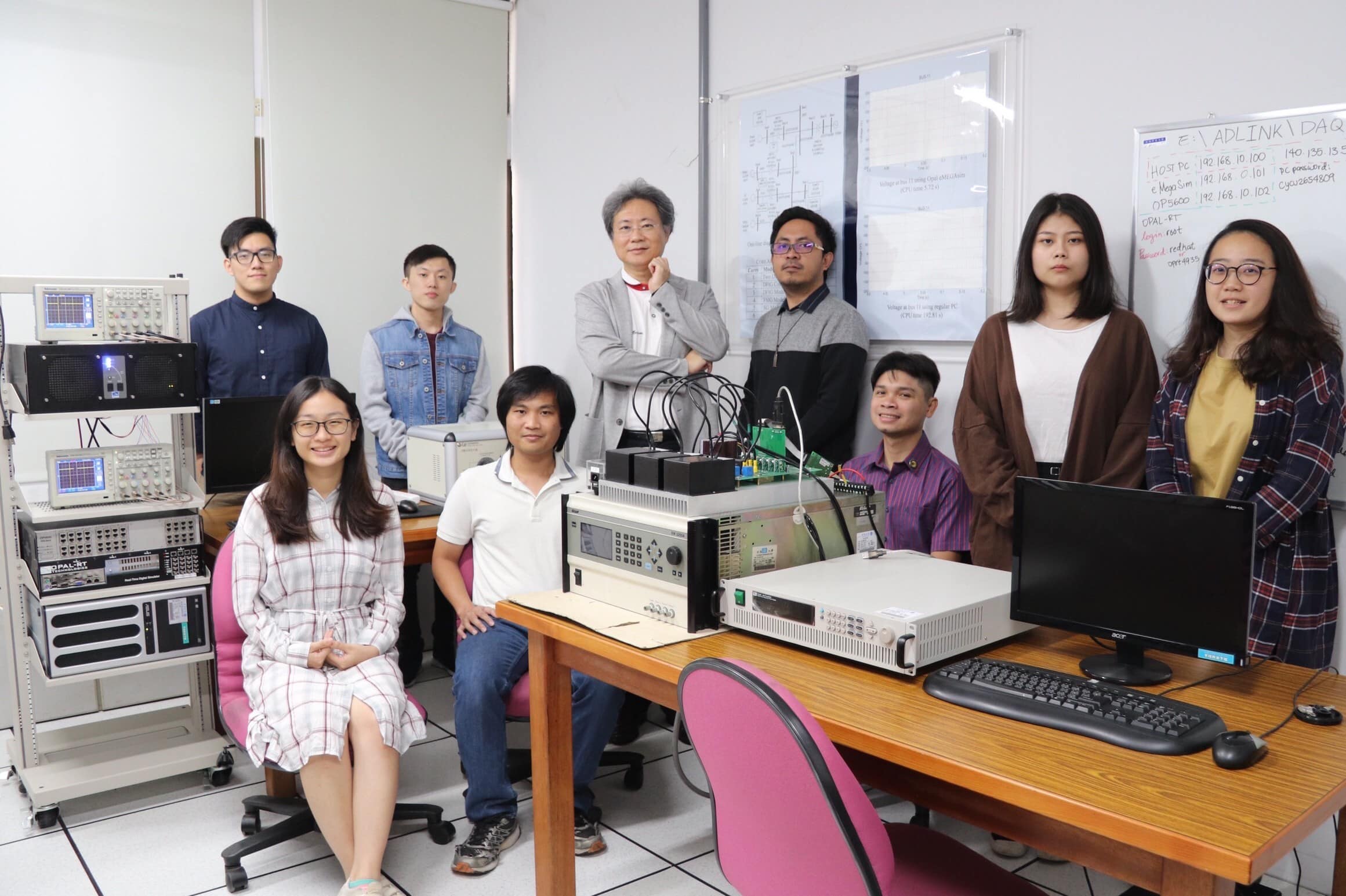 中原大學電機系講座教授洪穎怡後排左3榮獲「有庠科技發明獎」，在學術研究、領導創新各方面表現卓越。