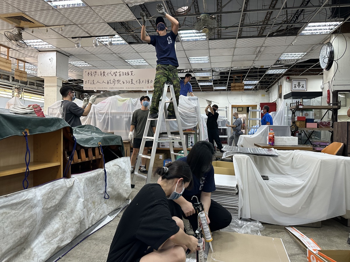 天花板更換及隔熱墊增設的艱鉅任務，顯著改善店內的高溫環境
