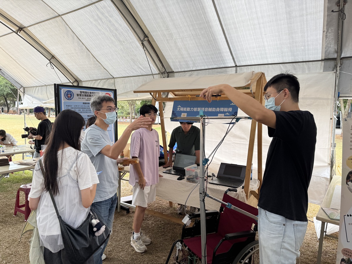 02 中原機械系黃建勝副教授以太陽能再生系統開發低成本輪椅替代方案，展現科技助人的創新精神。