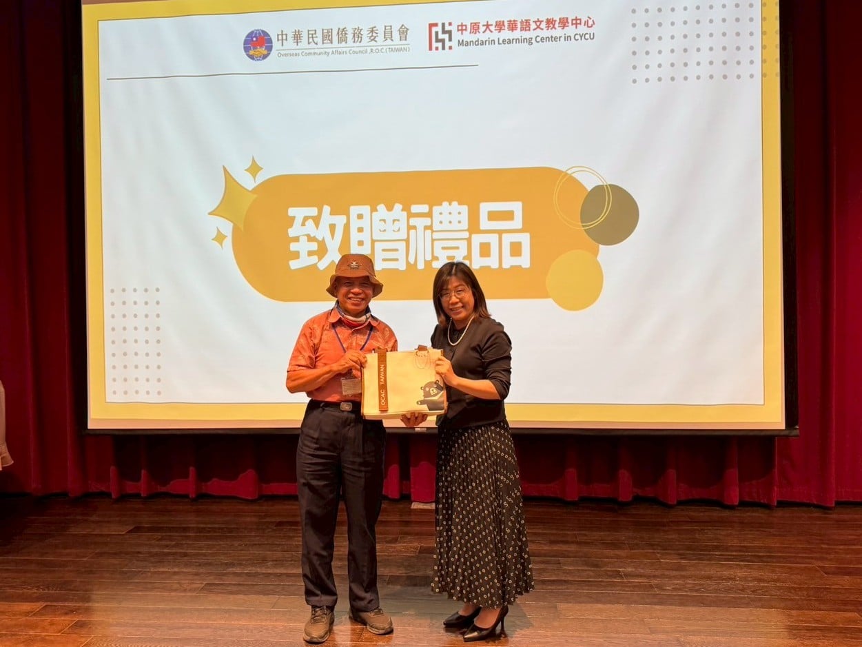 僑委會致贈禮品，由泰北地區光復高級中學劉啓光主任(圖左)代表受禮。
