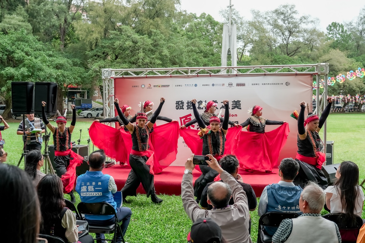 原住民學生穿著華麗多彩的服裝，表演熱情洋溢的舞蹈，展現充滿動感及生命力的表現