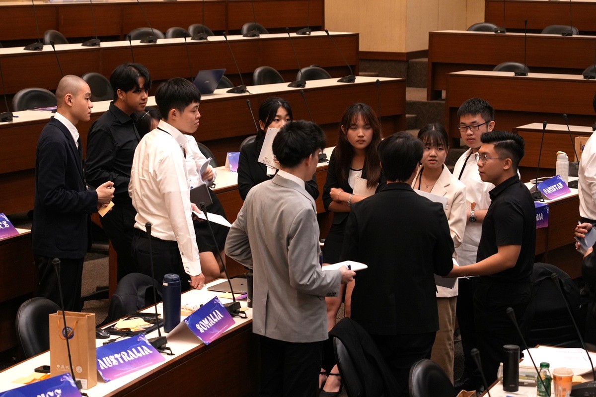 各國代表在中原大學模擬聯合國會議中，針對決議文積極協商，展現青年學子國際對話實力。