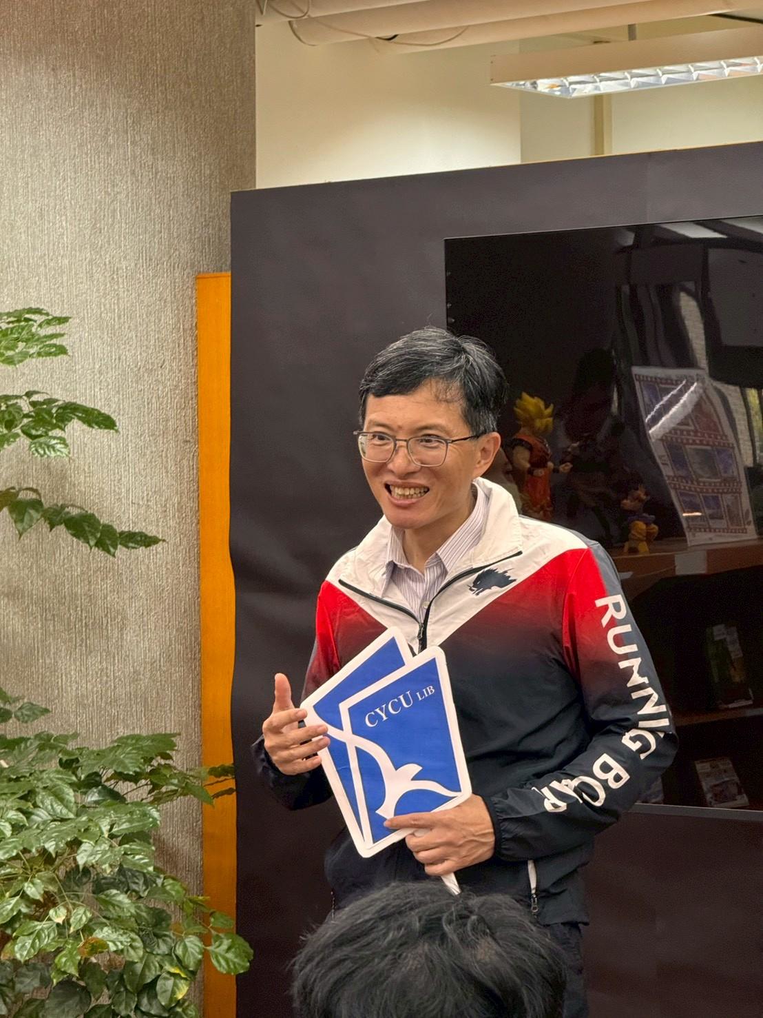 圖書館館長黃信二說明張靜愚紀念圖書館轉型為文化共創平台的發展方向。