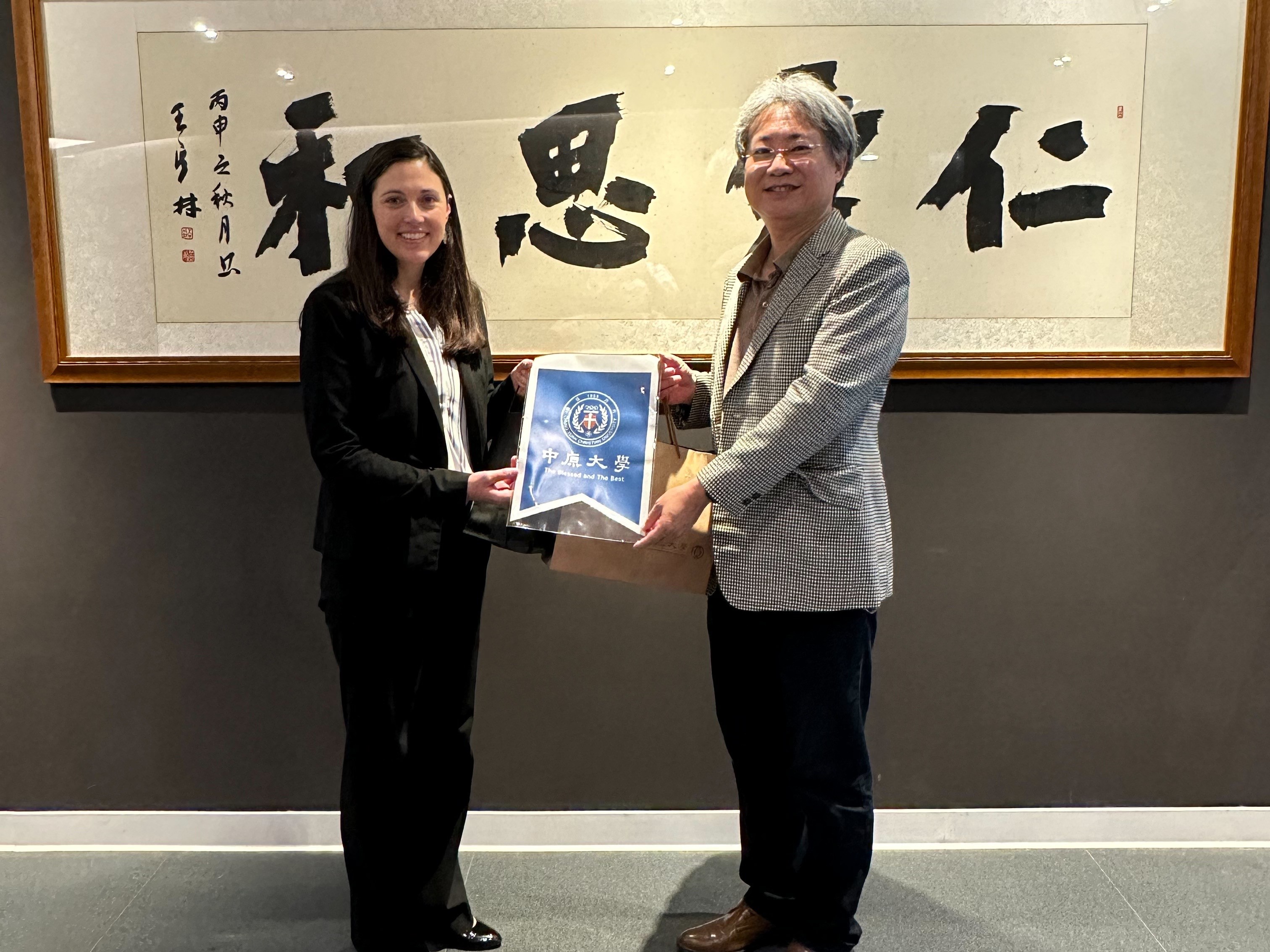 天普大學國際助理副校長Erika左與中原大學副校長洪穎怡右期待兩校合作嘉惠學子。