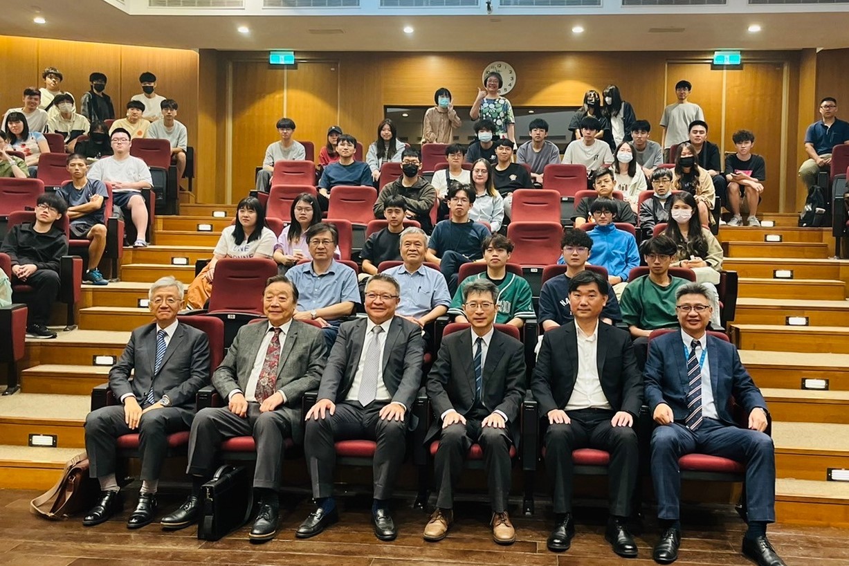 應用材料公司集團副總裁暨台灣區總裁余定陸(前排左3)至中原大學發表專題演講。