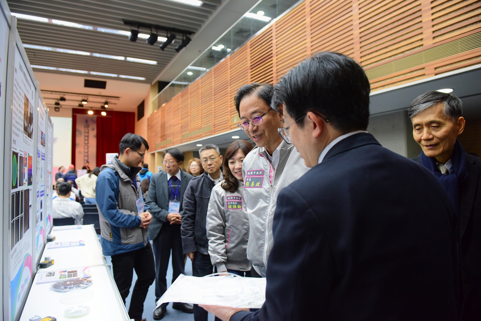 桃園市長張善政與青年局長侯佳齡等人，聆聽中原大學產學長張雍說明薄膜研發技術。