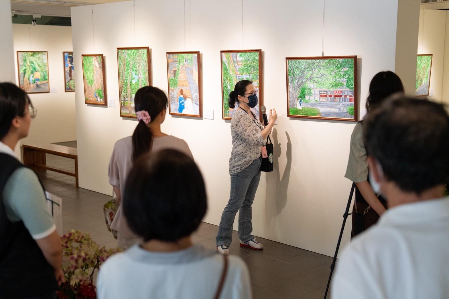藝術家王嬿婷畢業於中原大學會計系，2016年才開始接觸繪畫的她，善於觀察生活周遭