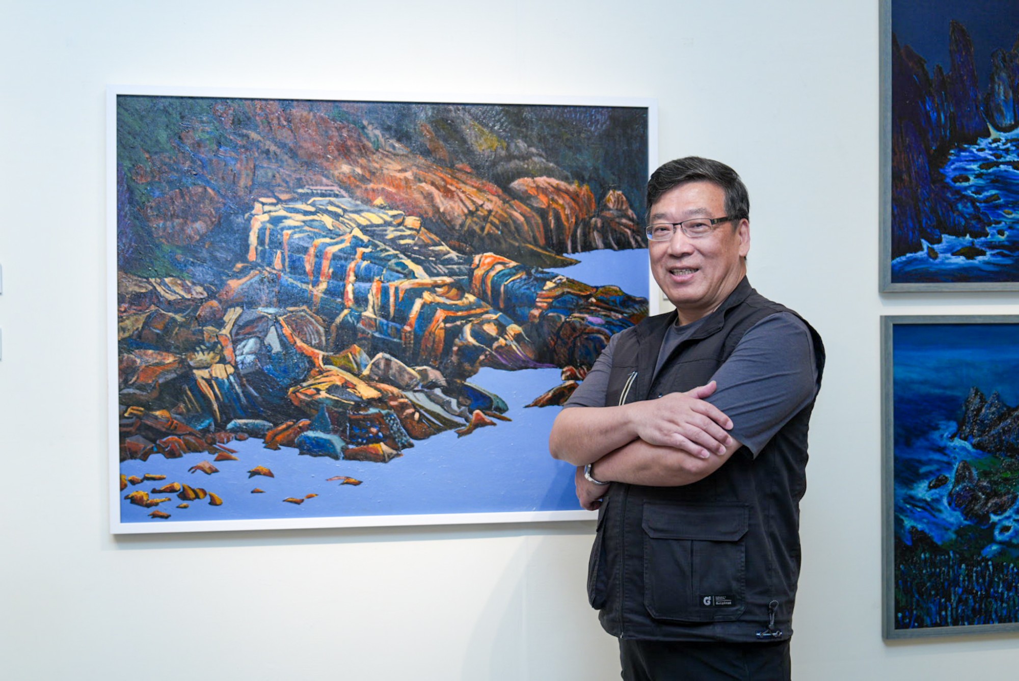 02 藝術家曹松清擅長捕捉馬祖獨特的自然地貌與文化氛圍，作品色彩濃烈、筆觸厚實。