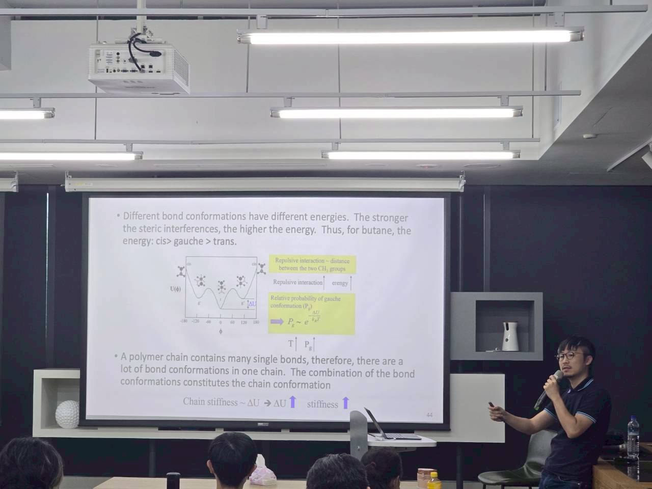 國立中央大學王孝方助理教授 以深入淺出的方式講授高分子物理，帶領學生探索材料科學的核心。