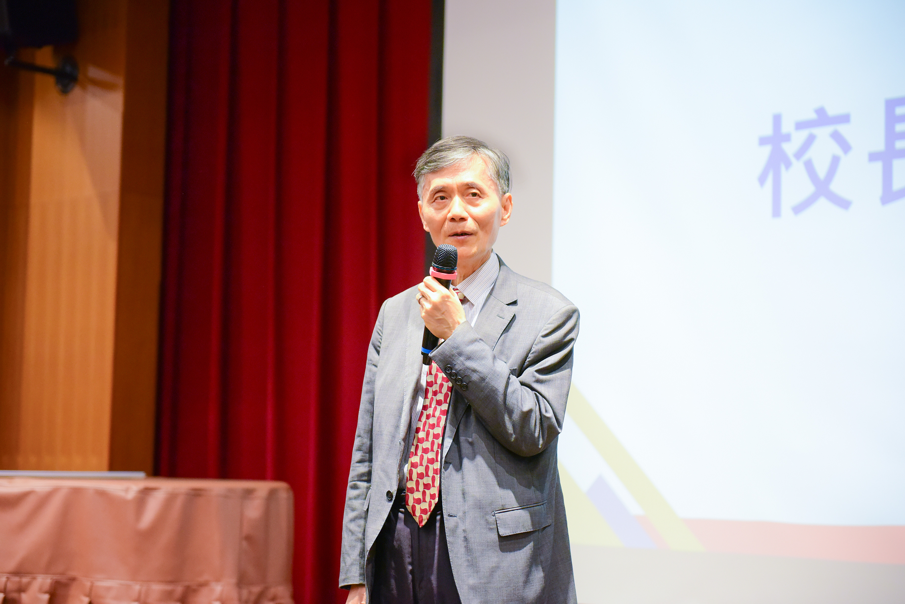 李英明校長蒞臨致詞，勉勵職員發揮AI創新潛能。