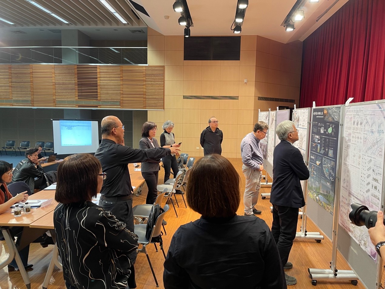 原本長期切割城市的鐵道區域，變身為緊密結合都市生活的帶狀開放空間。
