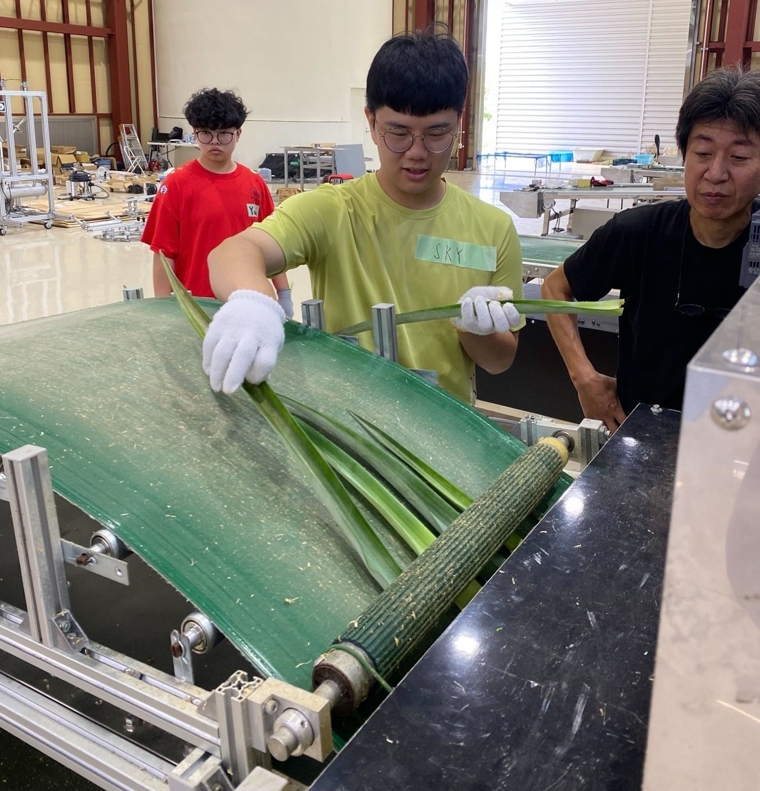 中原學生進行鳳梨纖維萃取機的實際操作，將農廢物再利用。