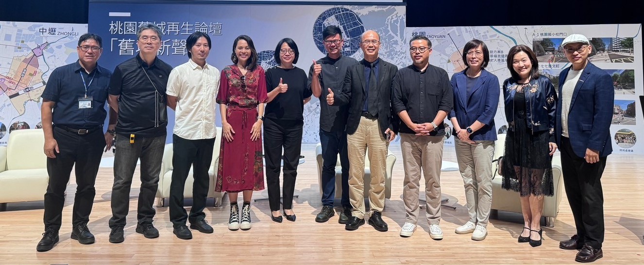 中原大學團隊在設計學院院長趙家麟(右5)帶領下，參與執行桃園市城市空間改造計畫。