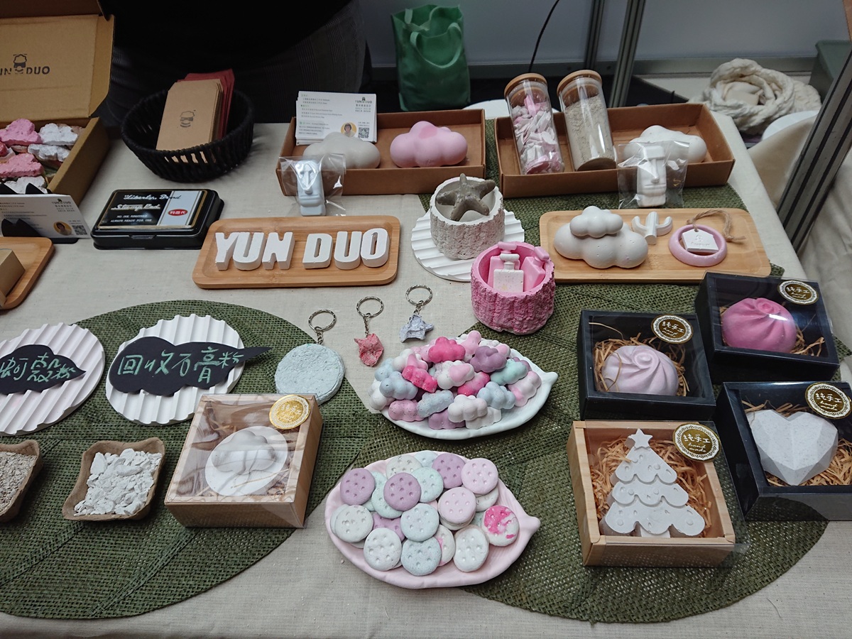 結合海廢牡蠣殼粉，創作療癒感十足的擴香石。