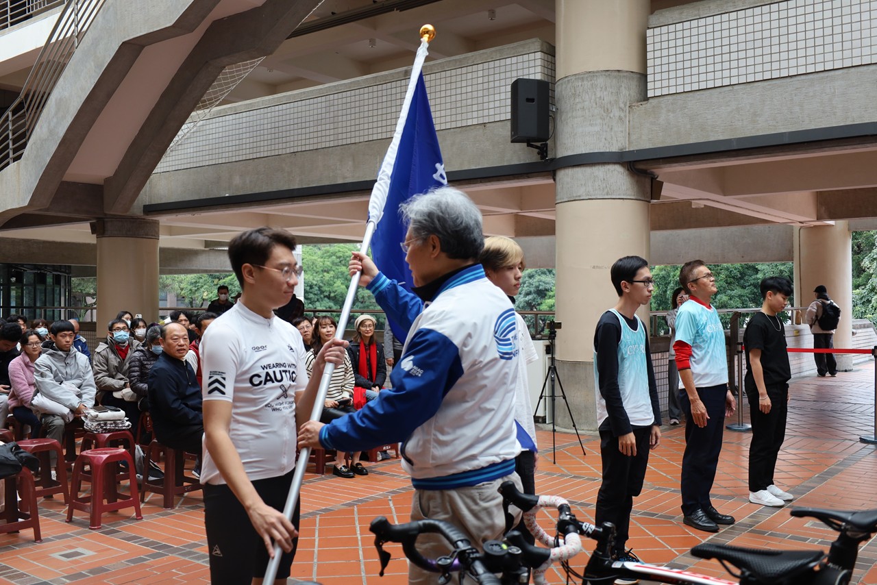 中原大學副校長洪穎怡親臨授旗，為中原大學70週年校慶第一個活動揭開序幕。