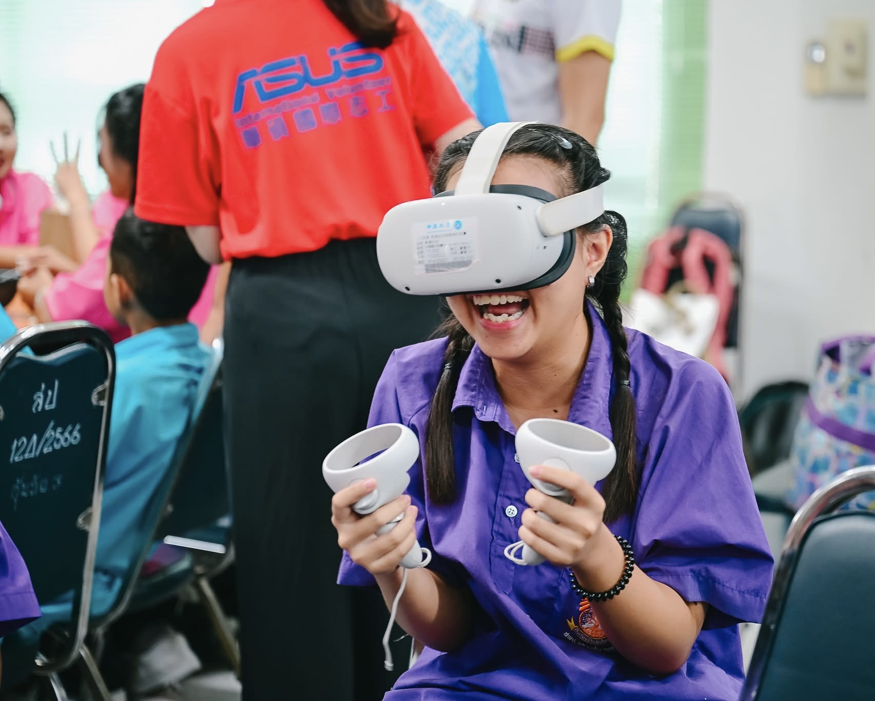03 中原大學團隊帶領當地學生體驗 VR 課程，沉浸式學習樂開懷。