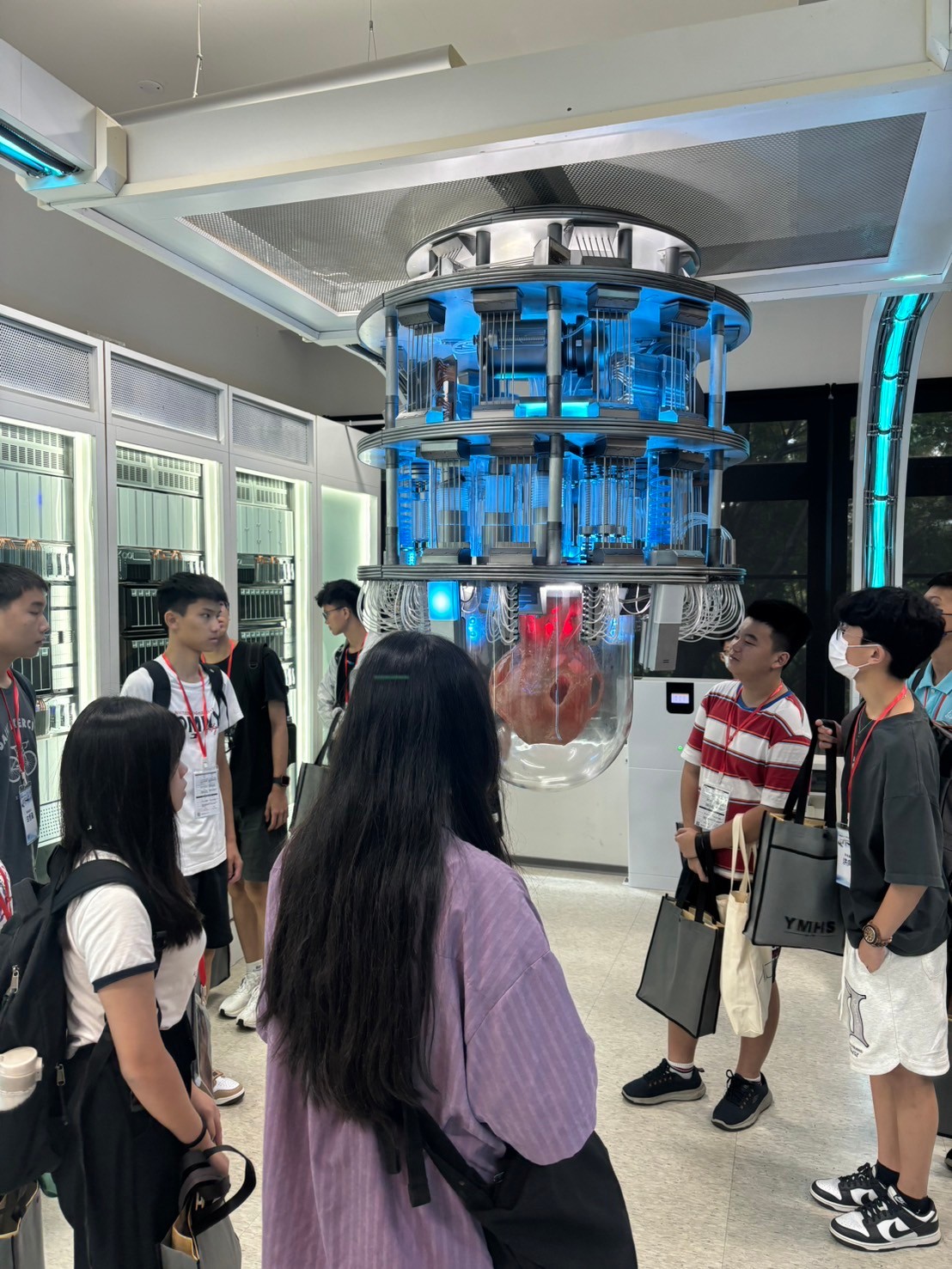量子資訊中心執行長張元翔與資工系黃琮暐老師，帶領學生探索量子世界