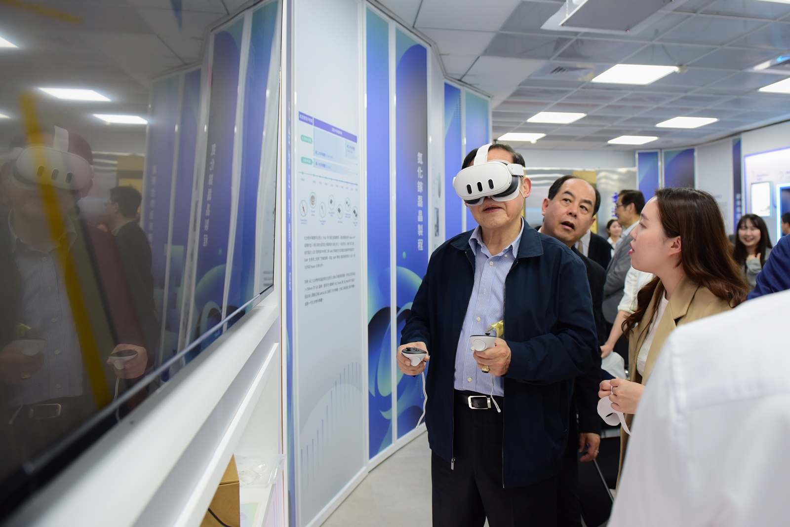 中原大學攜手合晶科技打造半導體教育學習新基地「季達廳」，合晶科技董事長焦平海親自體驗VR設備。