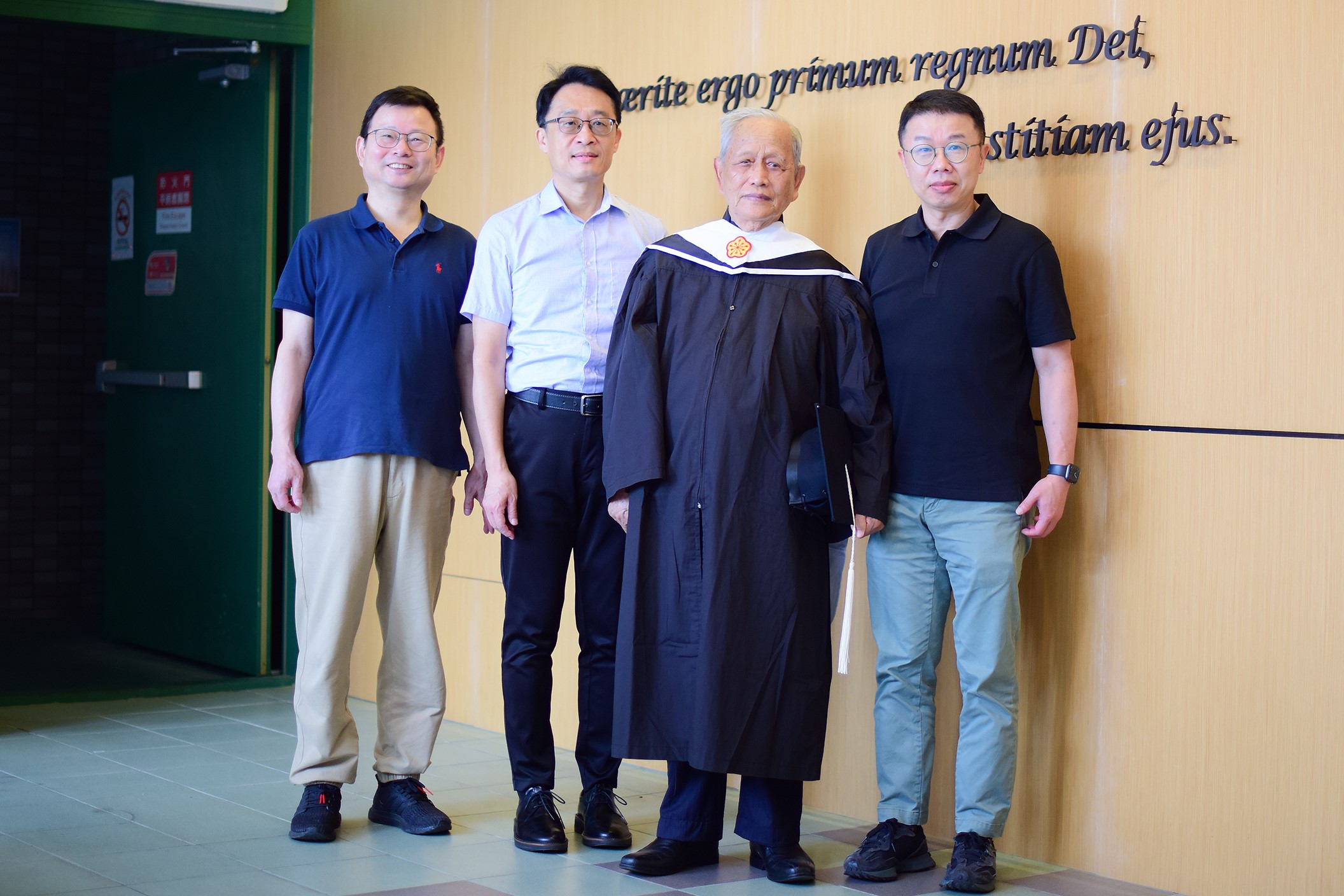 中原大學最高齡畢業生周義祥和宗研所教師們合影。左起為指導教授王學晟、校牧室主任歐力仁、周義祥、宗研所所長吳昶興。
