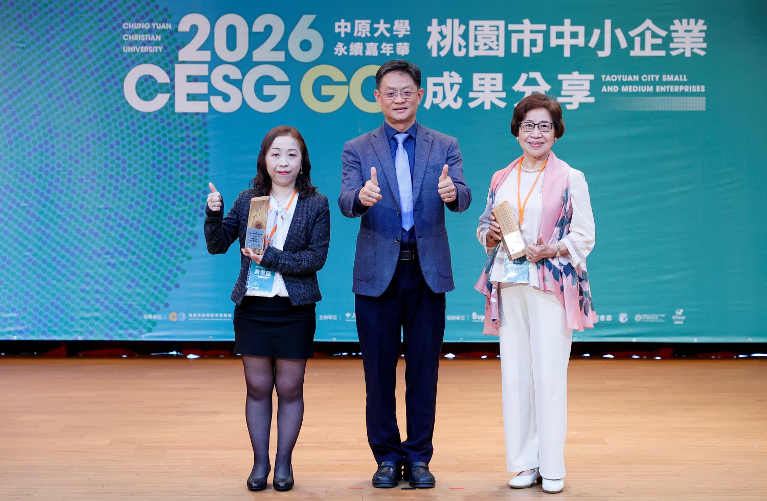 03 中原大學第一屆「CESG永續獎」邀請桃園市府經發局副局長耿彥偉(中)頒發「永續典範獎」給鑫野智動(右)、捷騰光電(左)。