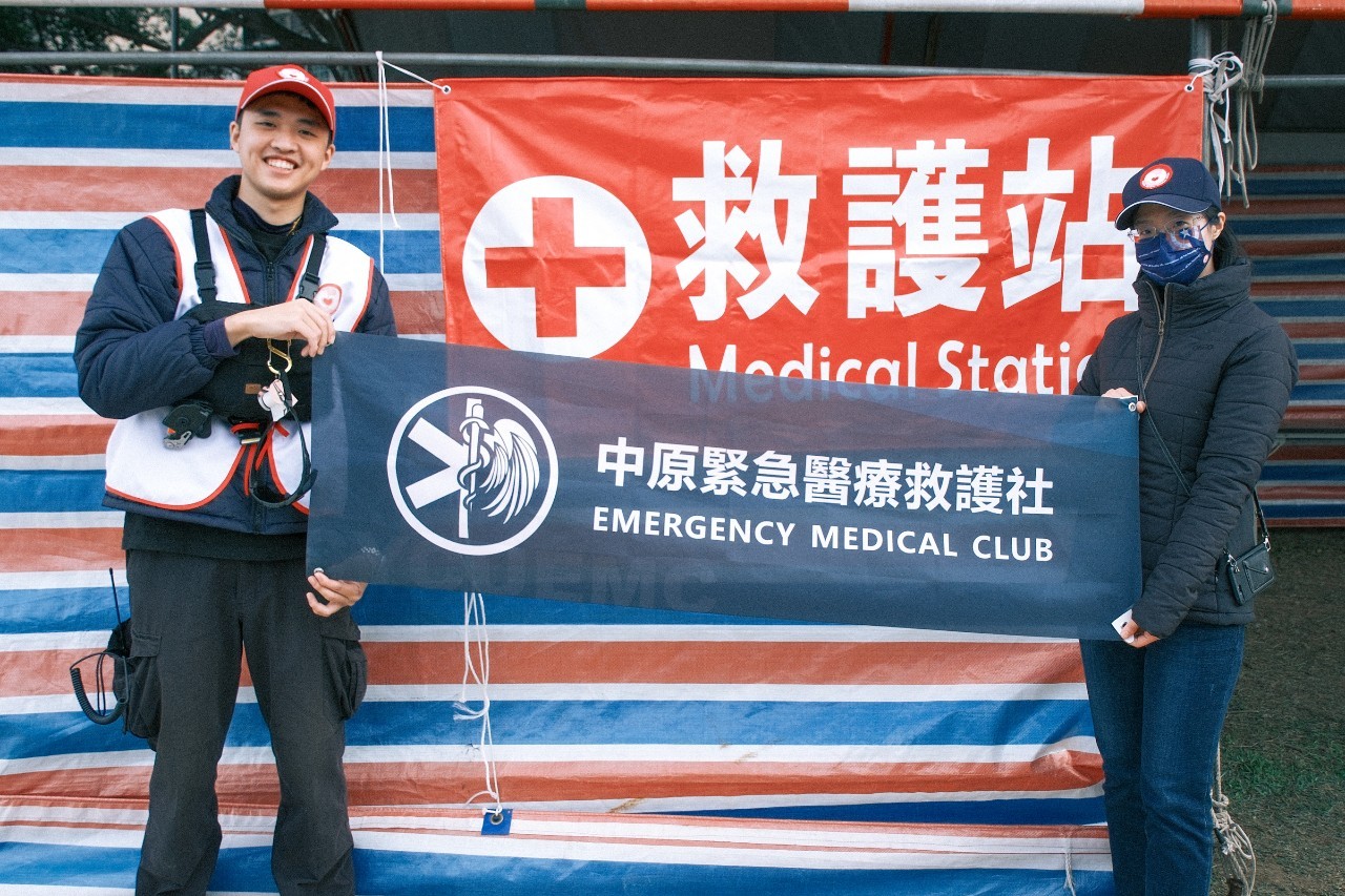 中原大學緊急醫療救護社指導老師林蕙怡(右)肯定賴群詠(左)將所學轉化為實際助人行動。