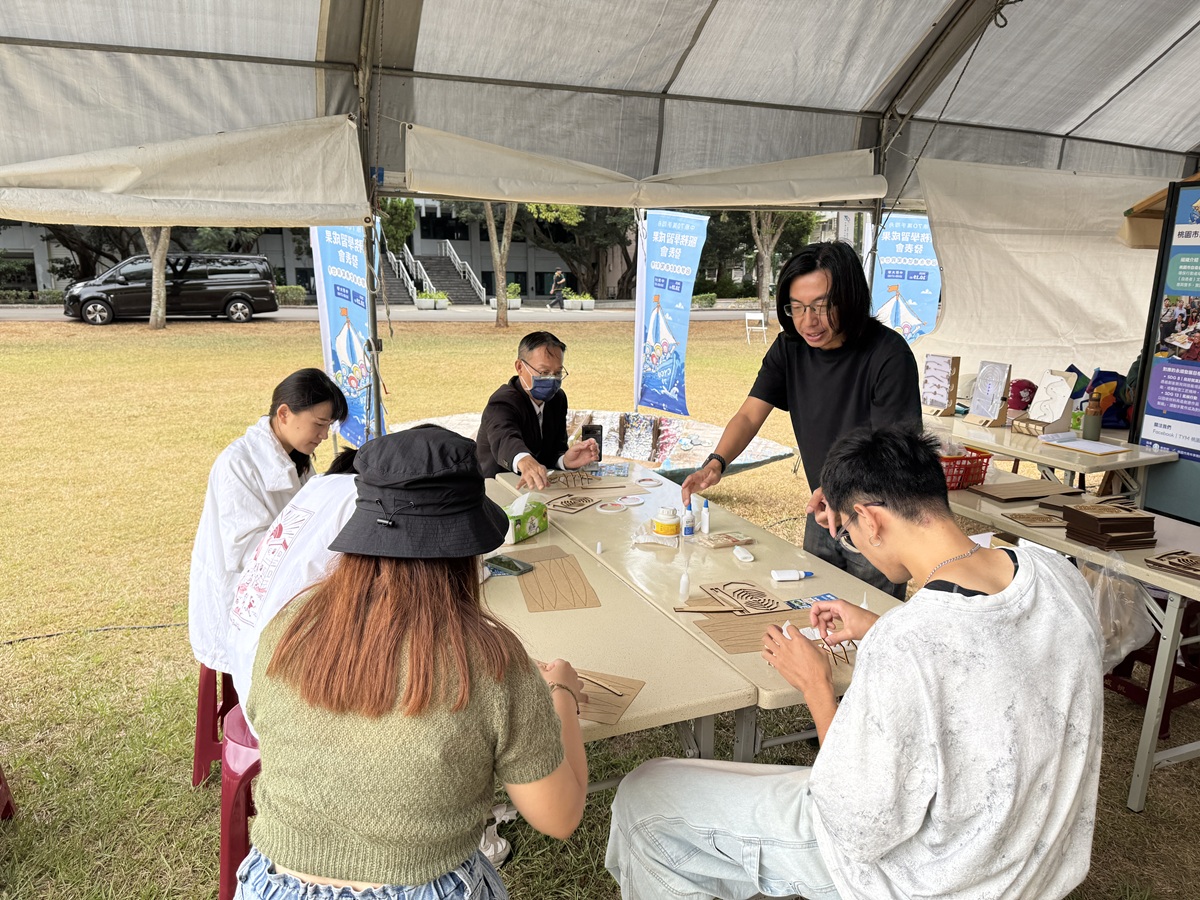 03 中原大學與在地NPO推動永續教育與社會參與，帶領民眾體驗「造船」互動。