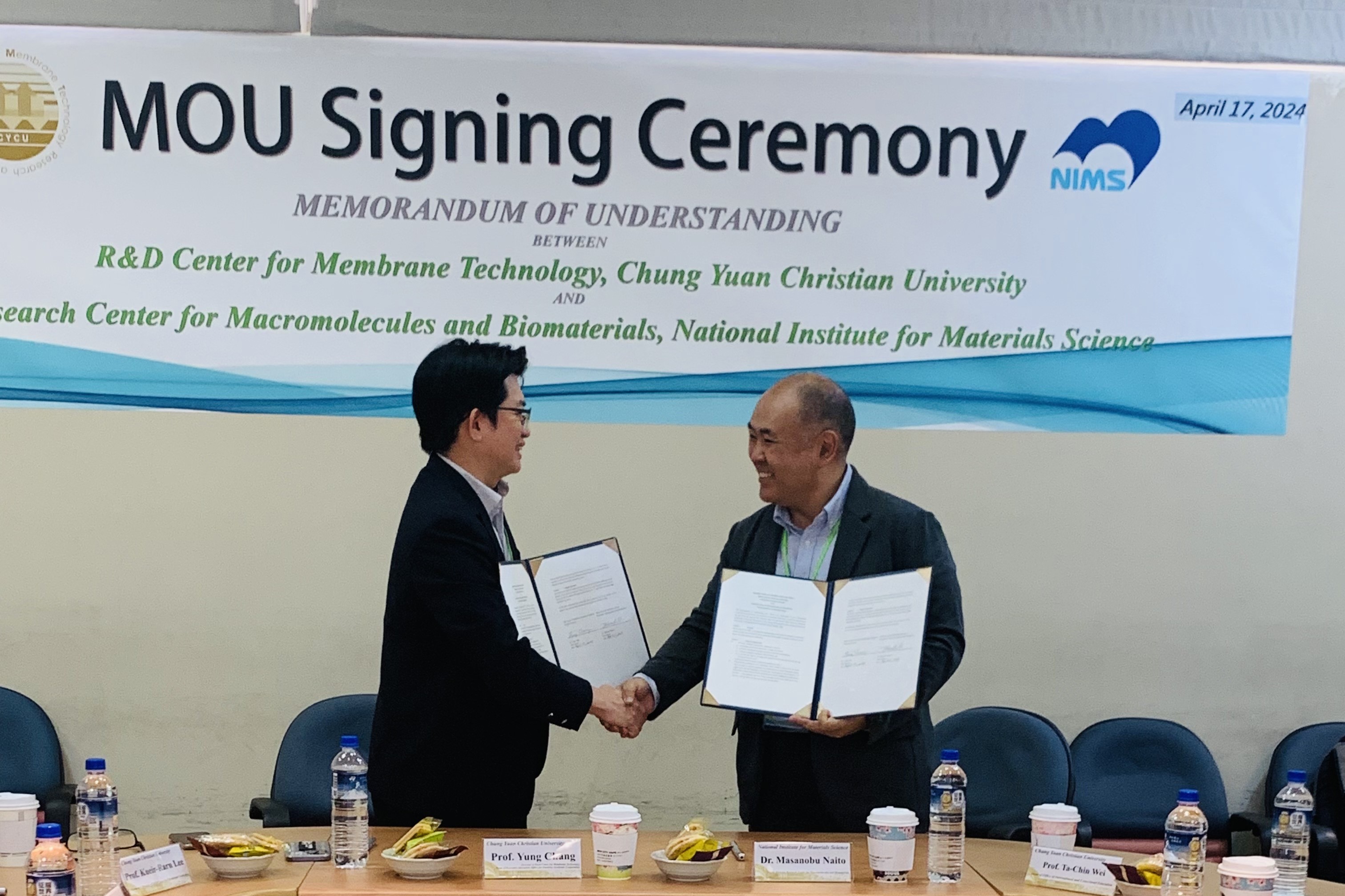 中原大學薄膜中心與日本國立材料研究院高分子與生醫材料研究中心正式開啟合作關係。(左起：張雍、Masanobu NAITO)