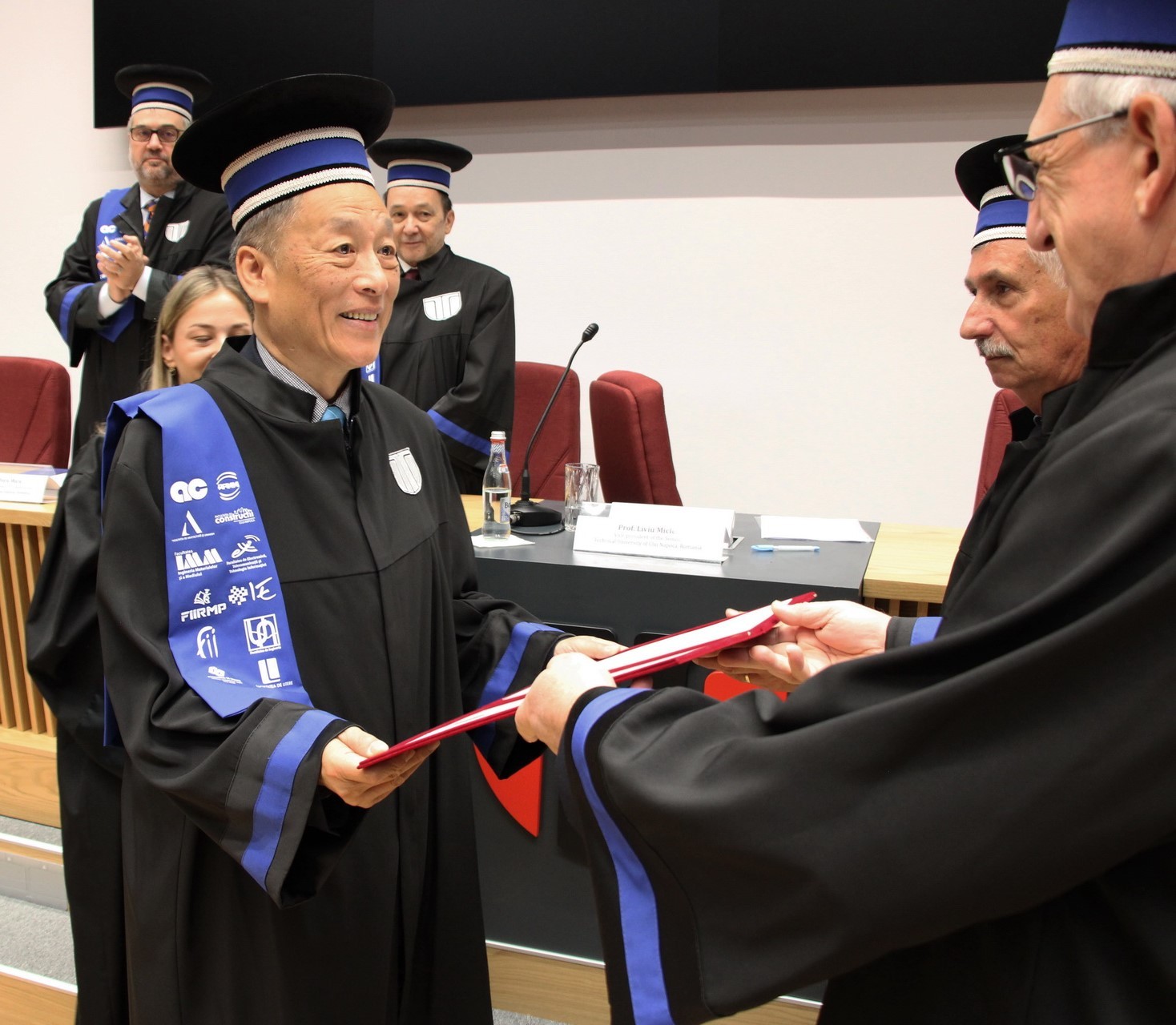 中原大學電機系終身特聘教授林康平(左1)獲頒羅馬尼亞克盧日納波卡科技大學「榮譽博士」。