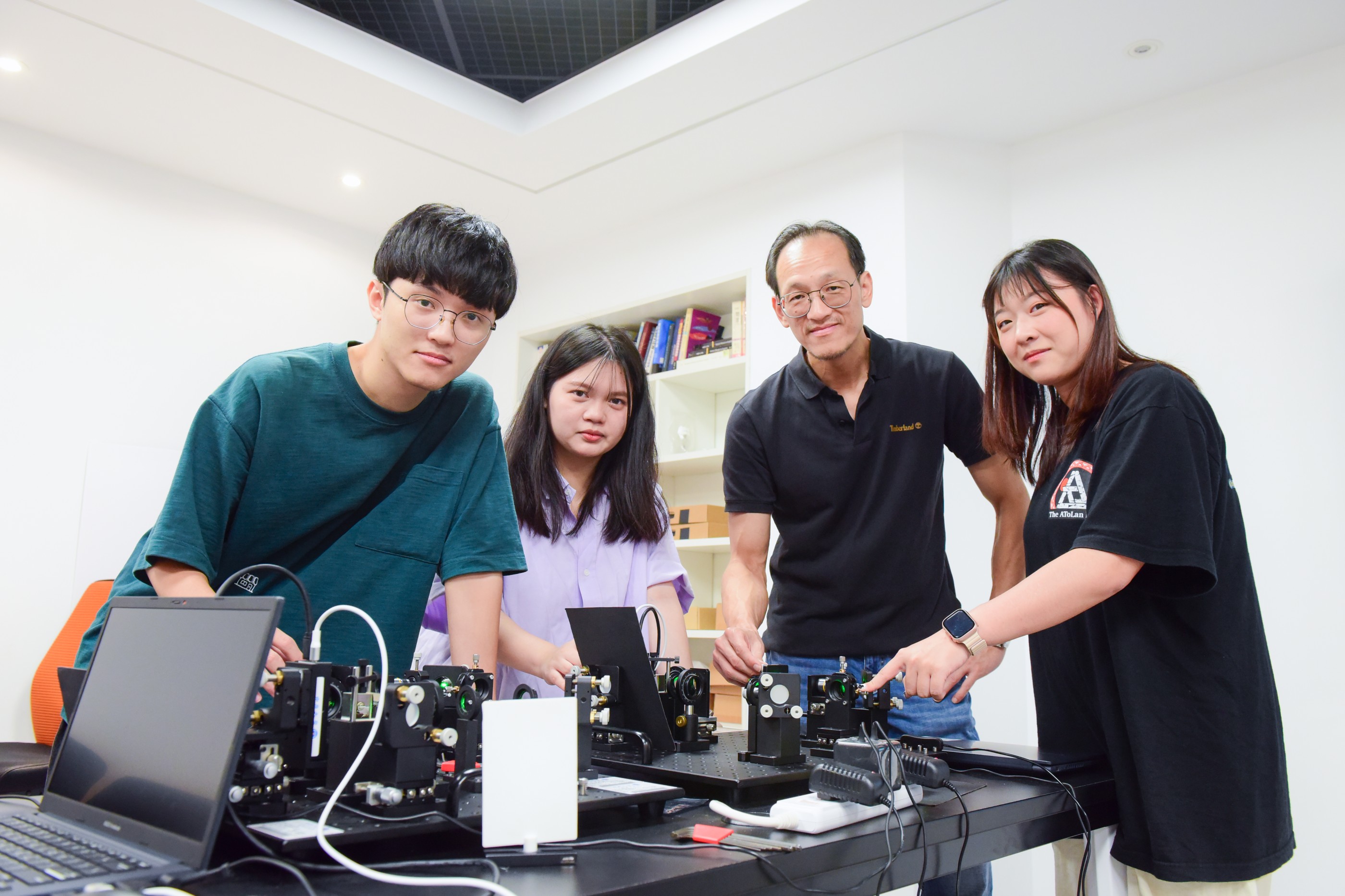 中原大學鼓勵師生以智慧慎用科技與人文的專業知識，造福人群。圖為理學院數位光學研究中心