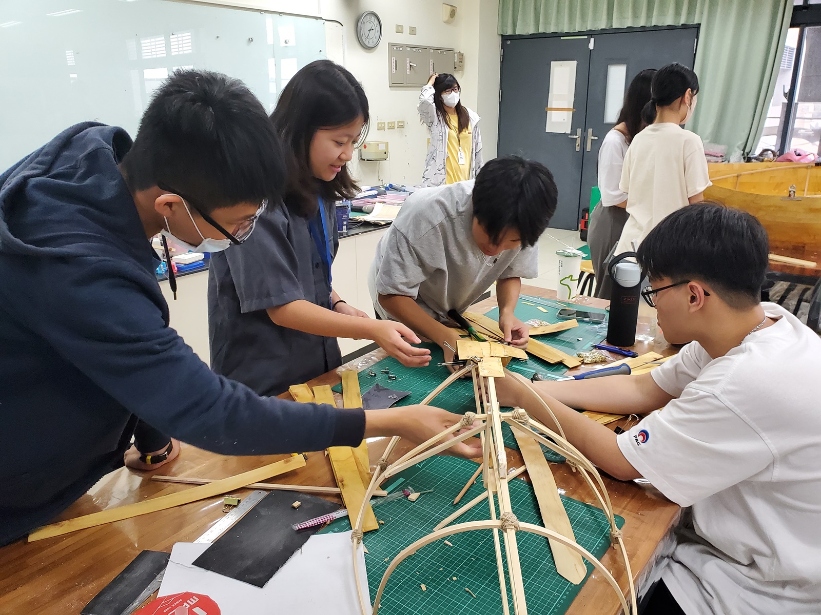 中原大學建築系學生帶領高中生透過船體模型的製作，認識船體骨架結構的力學與型態關係