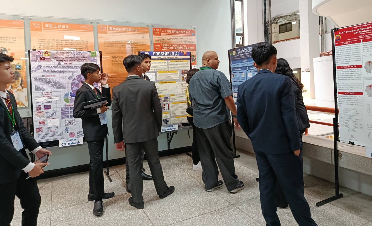 03 各國學生在中原進行海報交流，展現青年學子創新研究的表達能力。