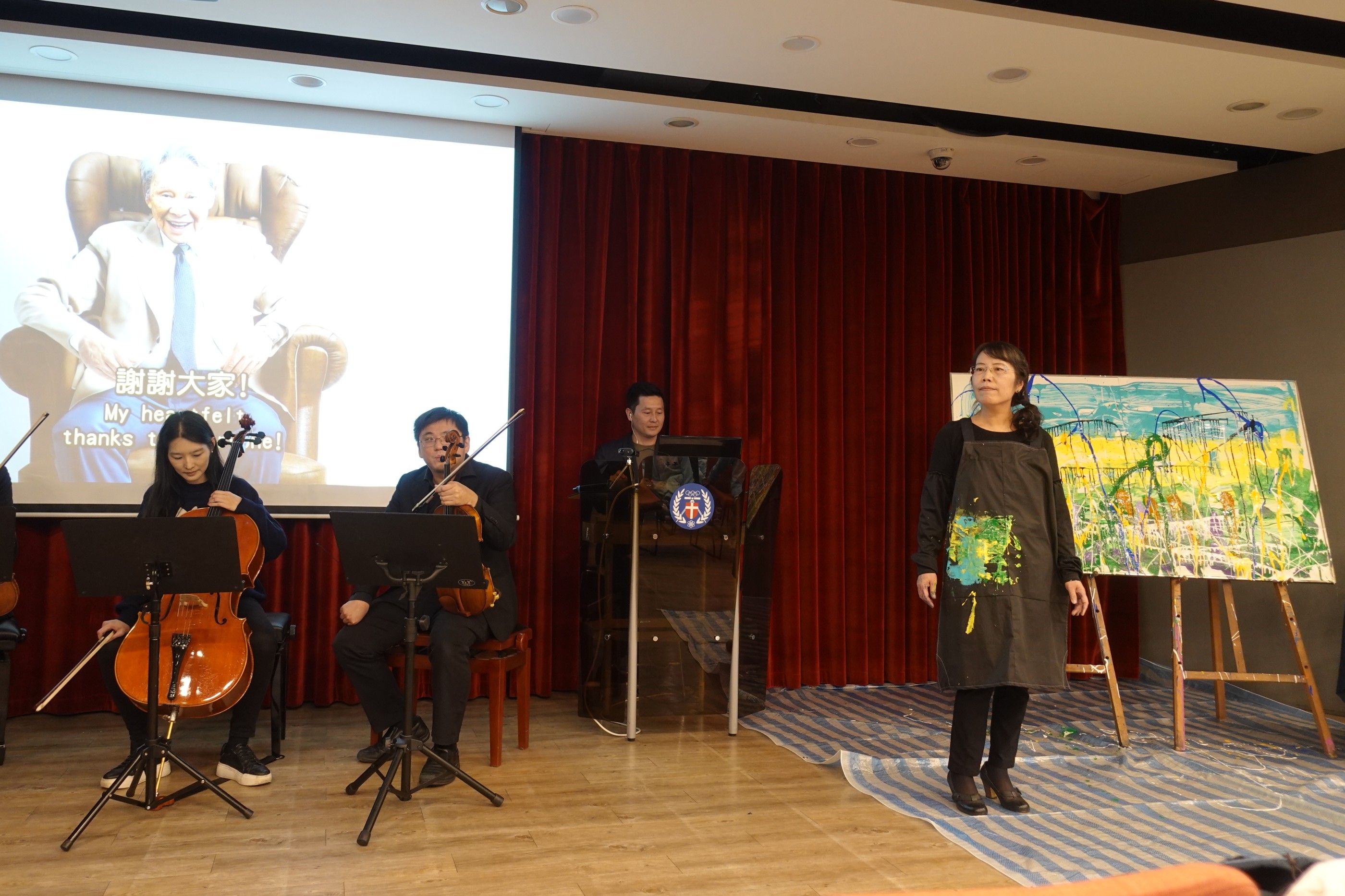 國際金獎畫家張瑞頻右於活動現場進行音感作畫。