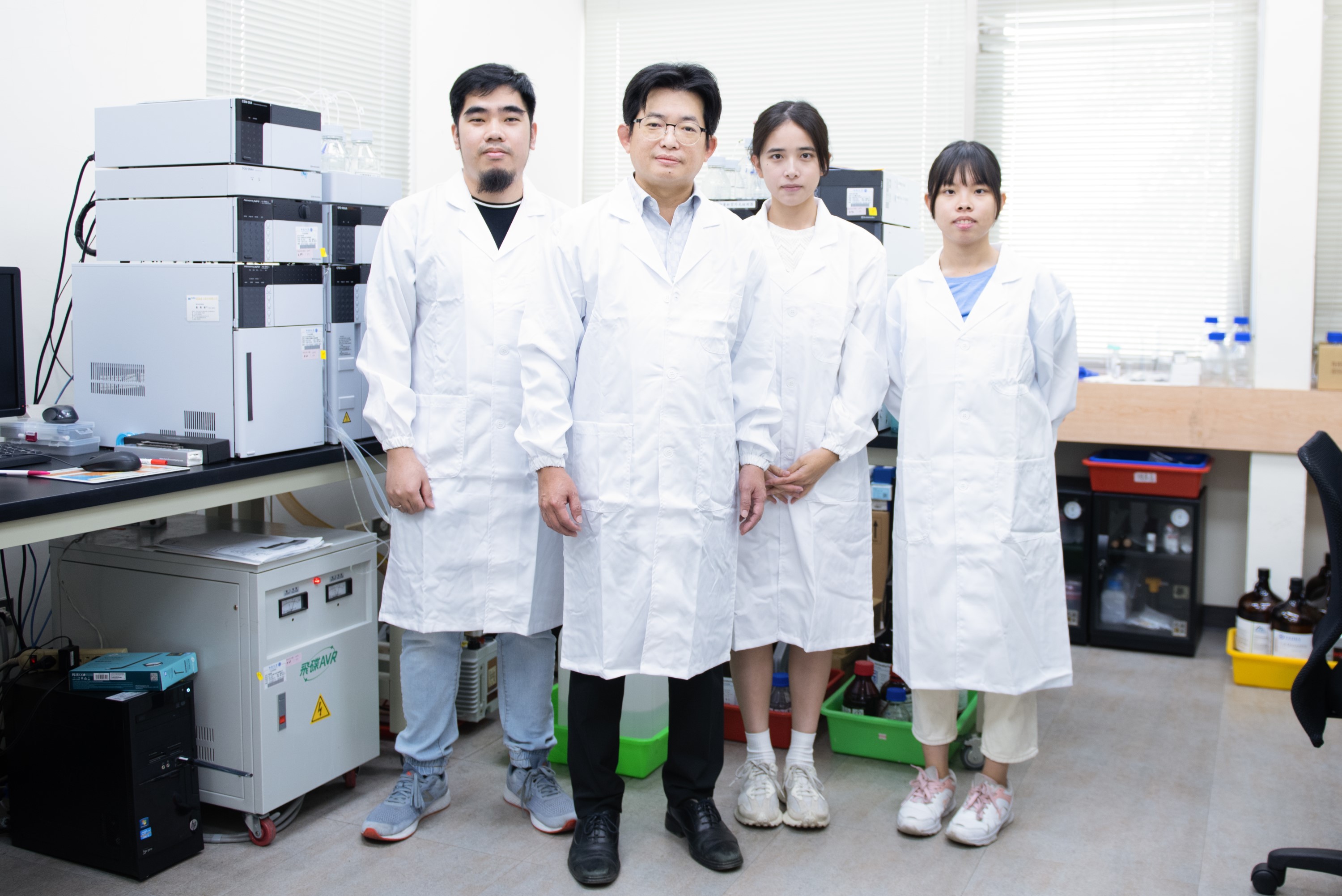 張雍(左二)身為中原大學校友，在致力研發創新之外，亦積極培育下一代科技人才。