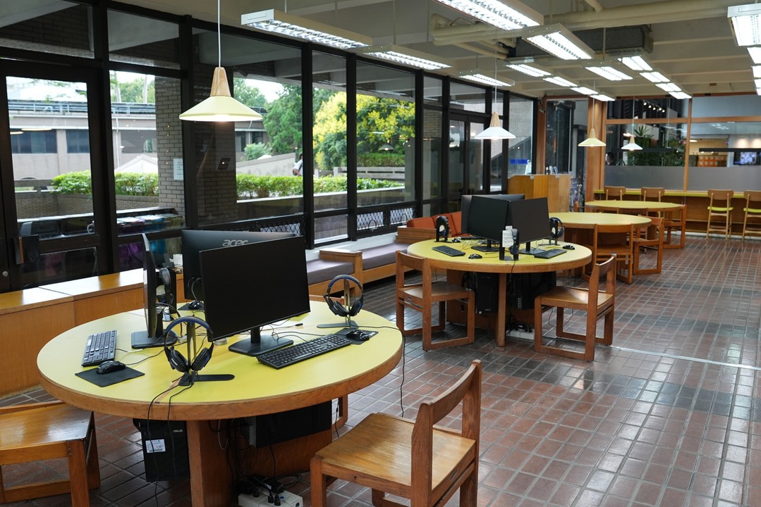 整合家具與色彩設計的視聽閱覽區，展現溫潤簡約的美學風格，提供多元化學習體驗。