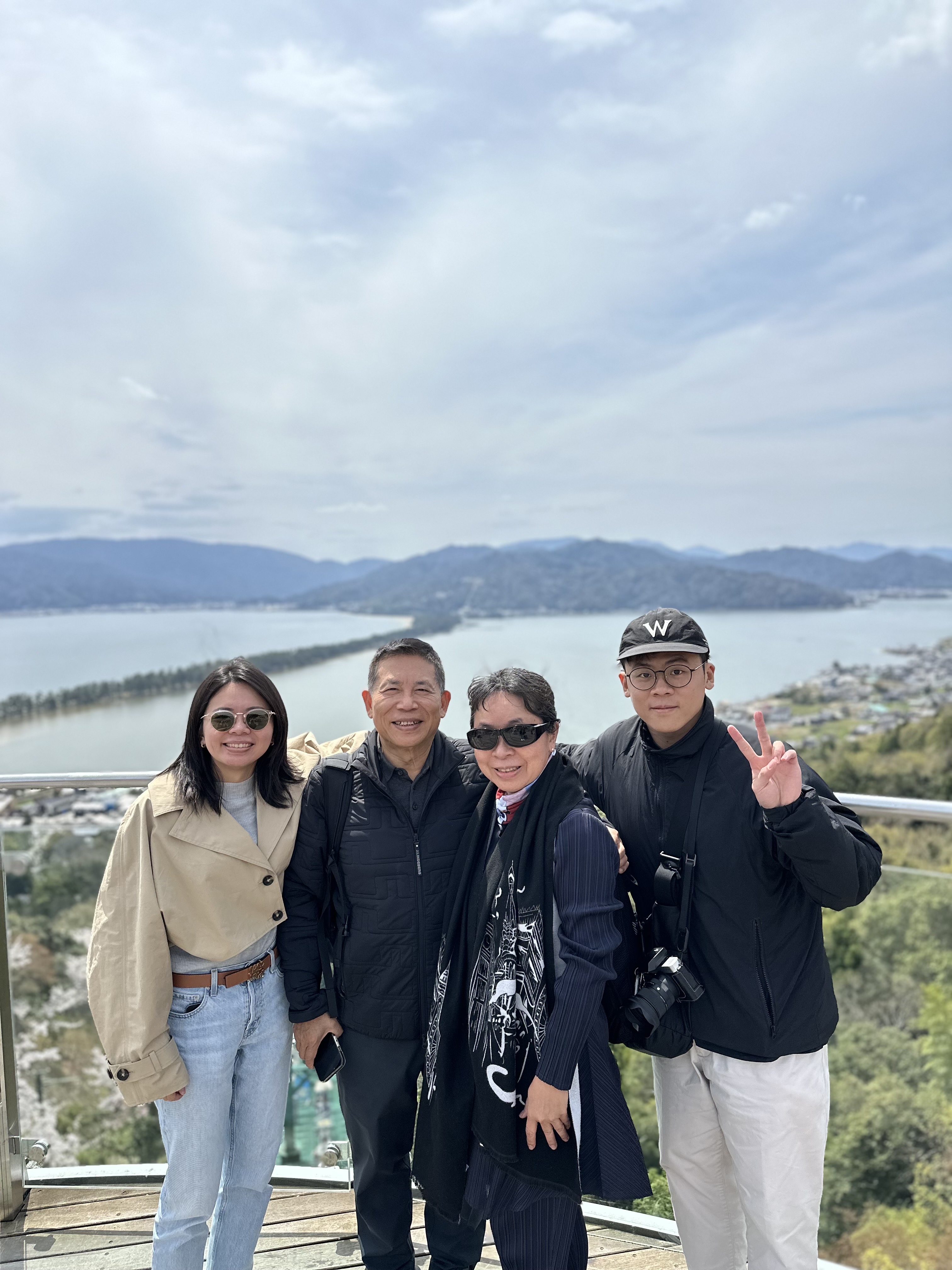新任國發會主委劉鏡清(左2)與妻子黃麗惠同為中原大學畢業校友，兩人育有一對子女。