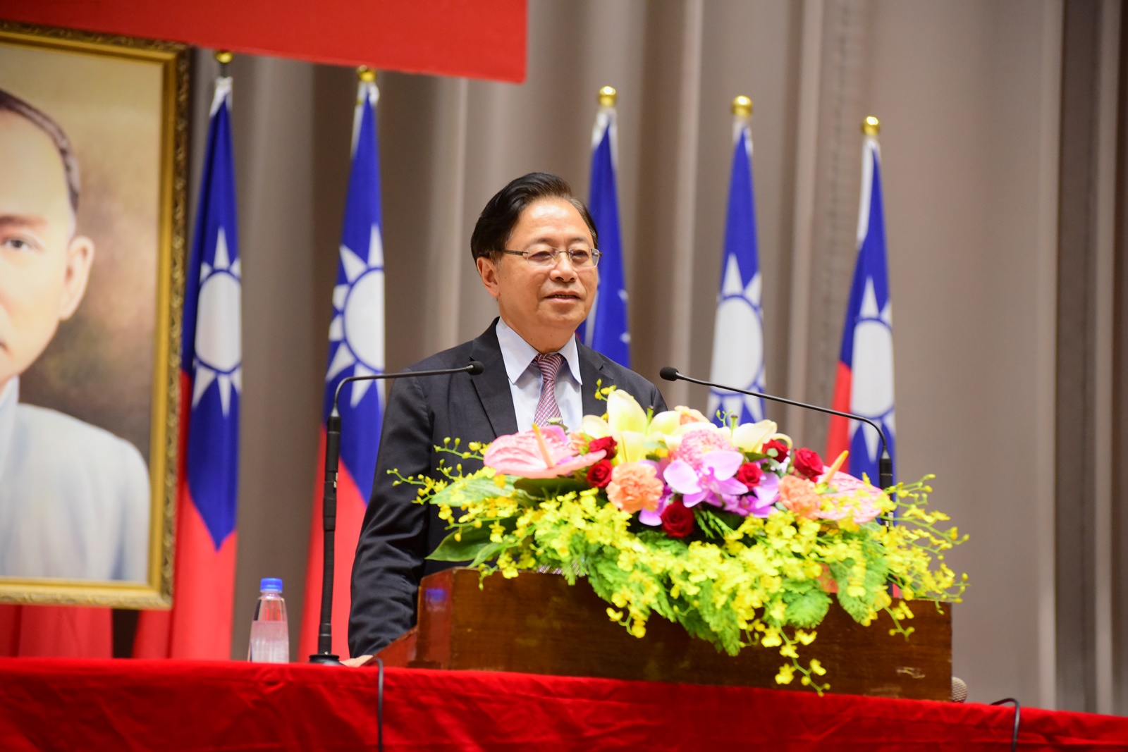 桃園市市長張善政出席中原大學畢業典禮，肯定校方辦學認真、績效卓著。