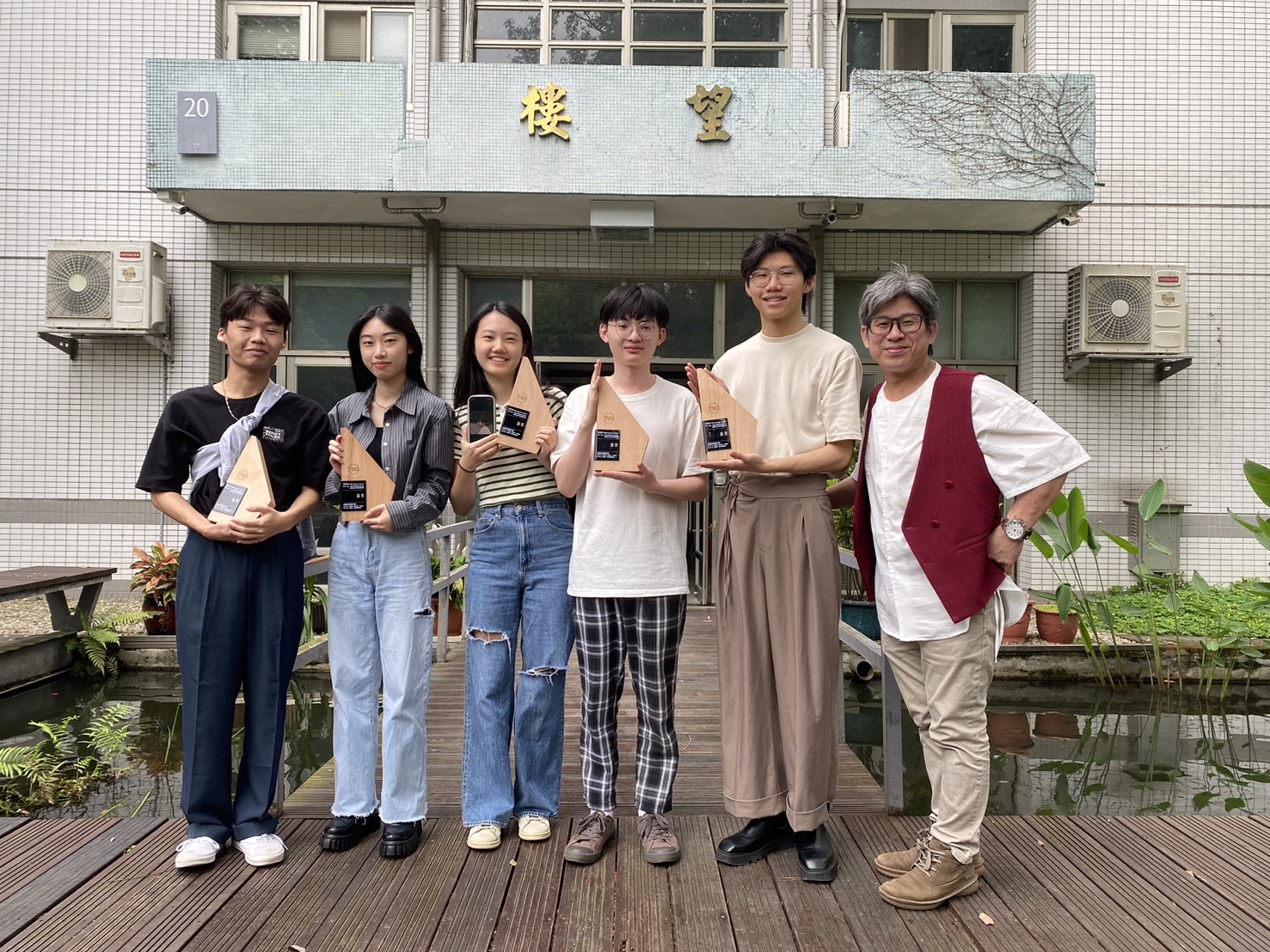 用心指導室內設計課程三年級的朱啟銘老師(右1)，讓學生在各項競賽大放異彩。