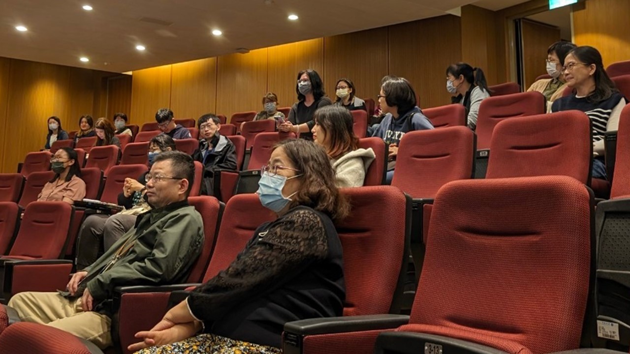海明威的冰山理論更是鄭清文寫作的風格，因此成為鄭清文獨樹一格的創作風格。