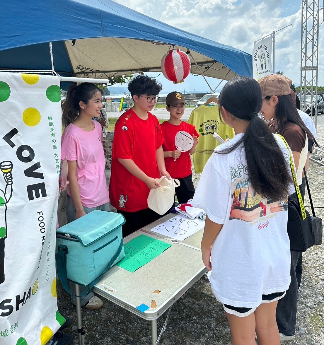 中原學生在祭典活動舉辦台日交流小遊戲，並擺攤與居民交流。