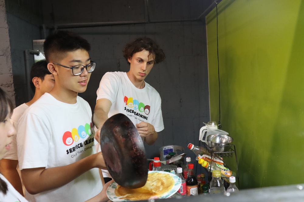 04 中原大學國際志工工作營舉辦文化廚房交流，來自法國的Virgile帶來法式可麗餅，以美食串起跨文化友誼。