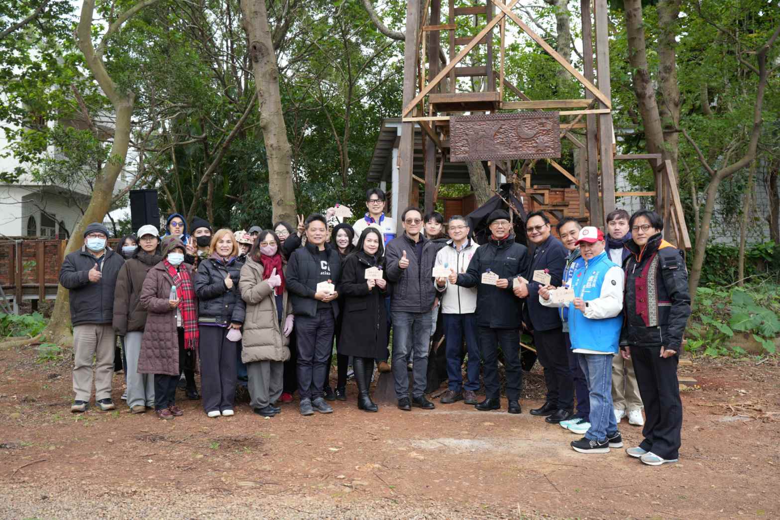 04 成果展吸引多位公部門代表、民意代表與校內主管蒞臨，共同見證原住民族設計教育成果。