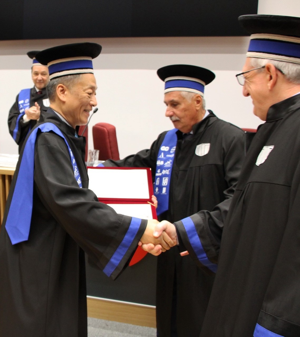 中原大學電機系終身特聘教授林康平(左1)獲頒羅馬尼亞克盧日納波卡科技大學「榮譽博士」。