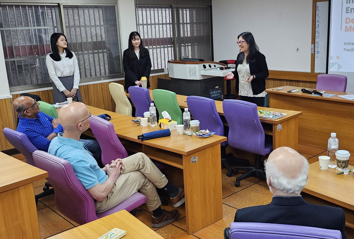 04 AACSB 訪視委員深入校園與各系所學程，了解中原大學辦學成果。