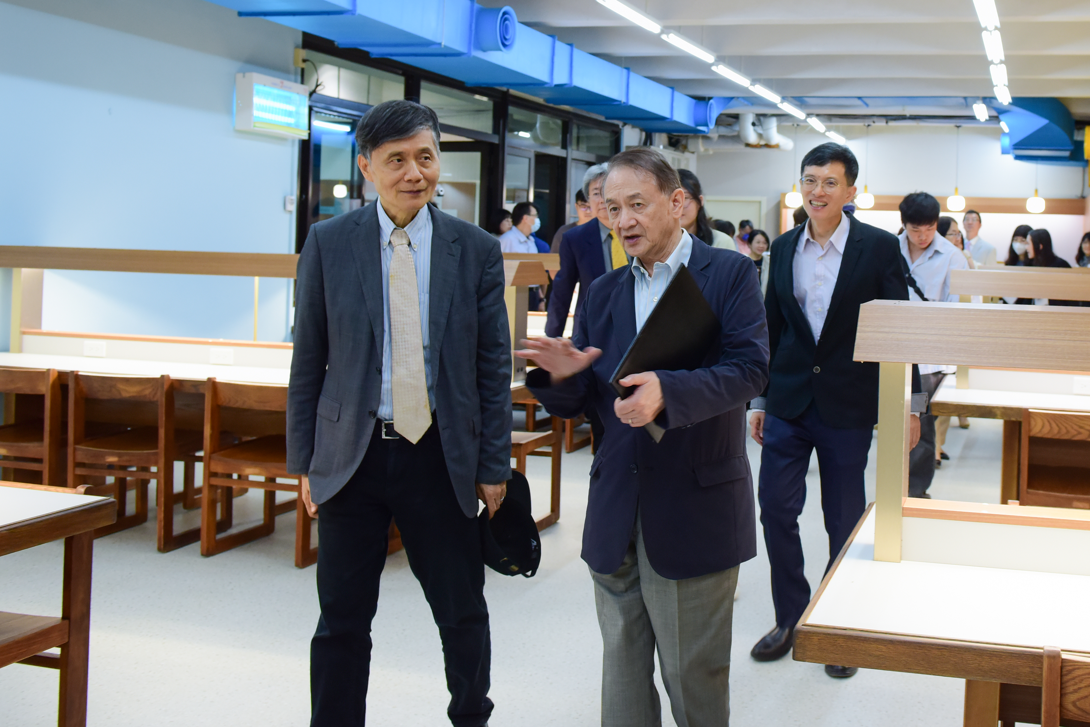 自習室開放導覽，左起為李英明校長、張光正董事長。