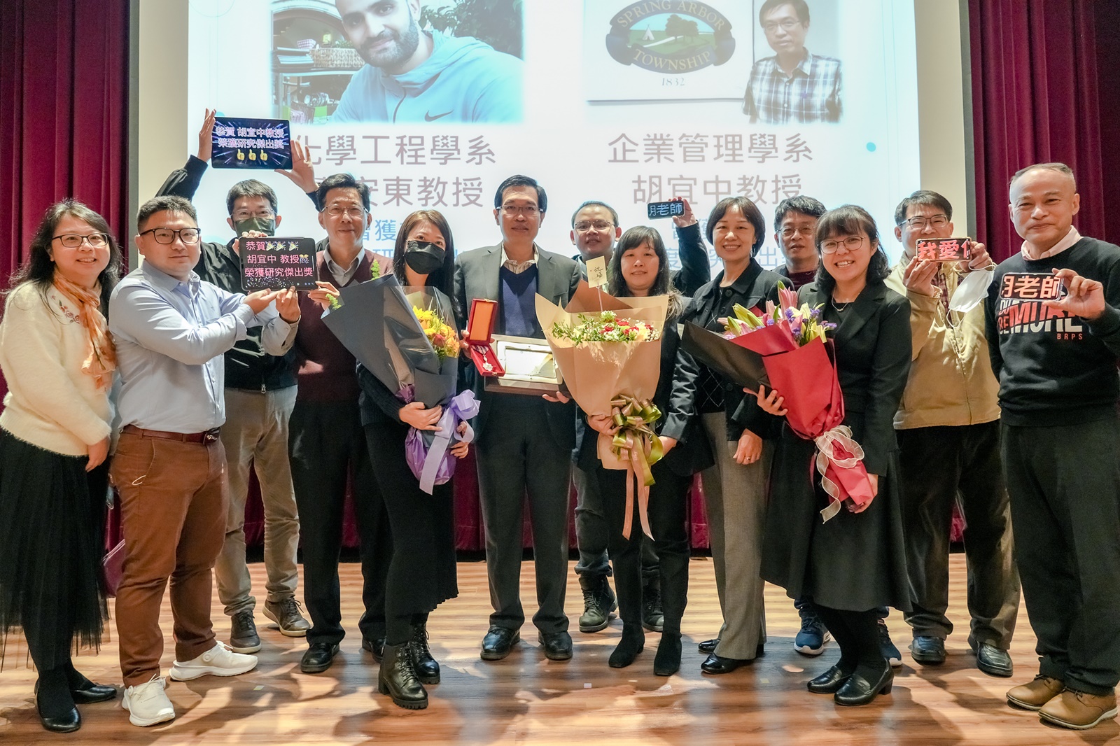 企管系特聘教授胡宜中(圖中)研究專長為多準則決策分析、管理資訊系統與電子商務。