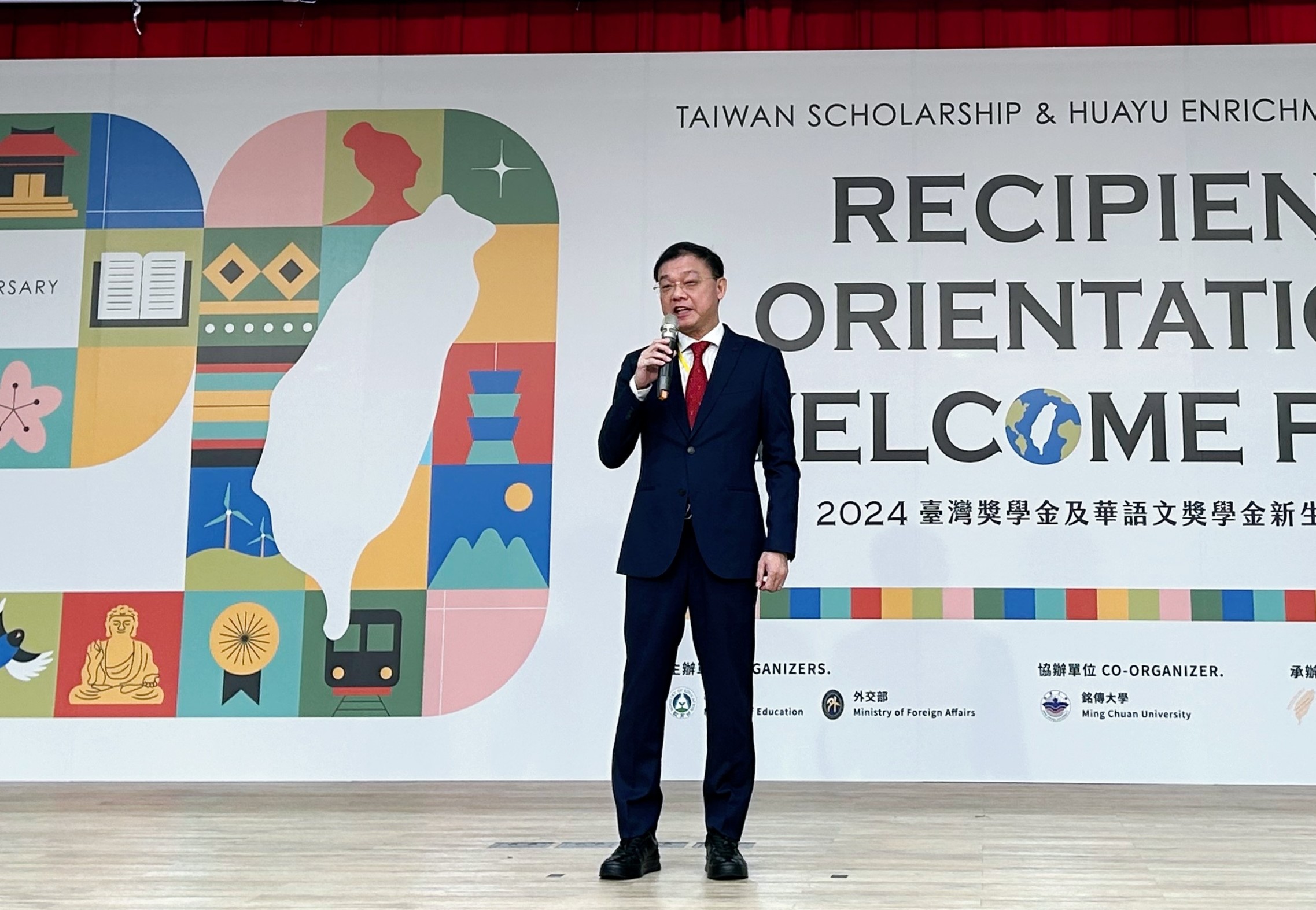 中原大學傑出校友方俊能榮獲教育部「全球留臺傑出校友獎」，致詞感謝臺灣與中原大學的栽培。