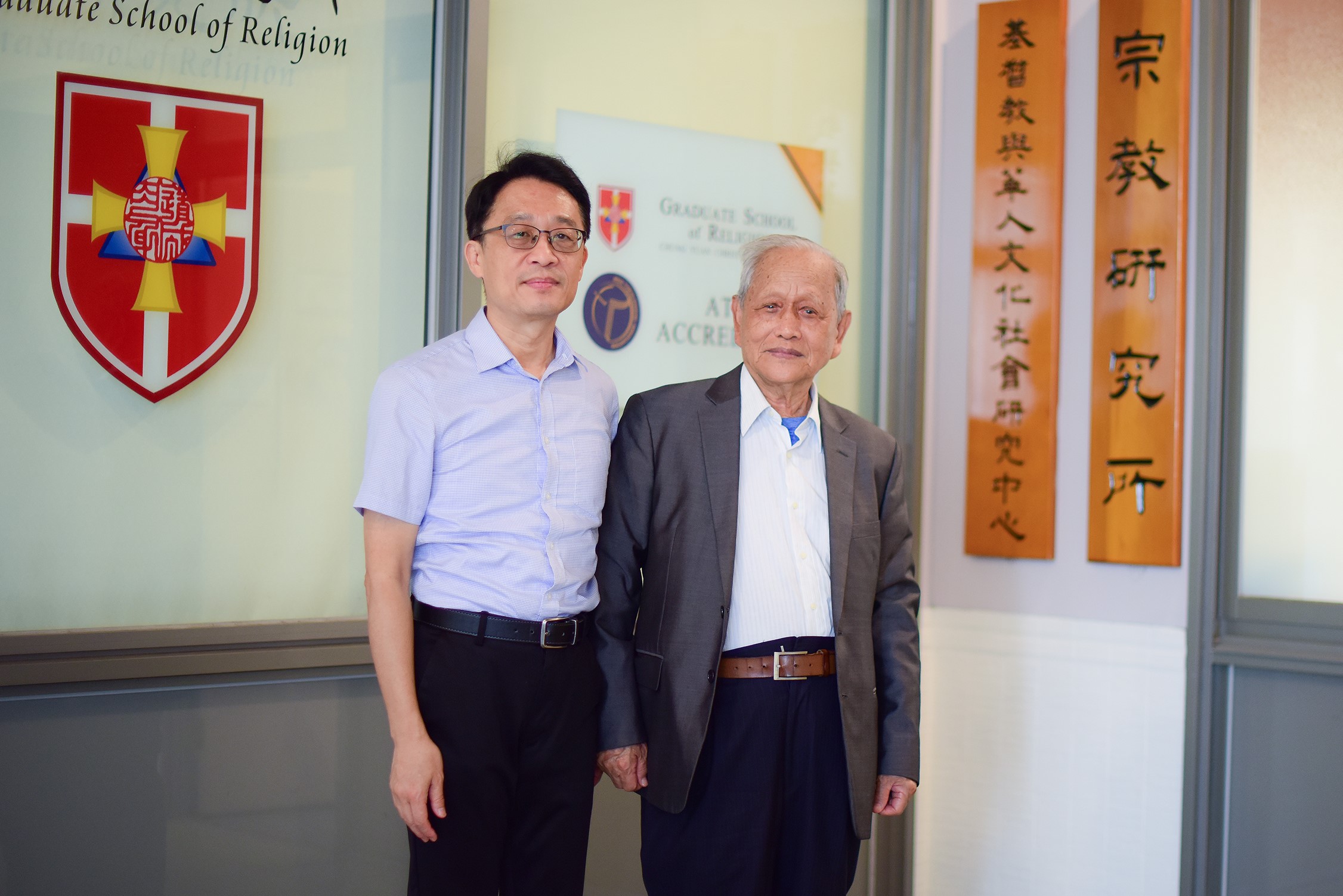 中原大學宗教研究所教授兼校牧室主任歐力仁(左)肯定周義祥同學是所有研究生的典範，認真的精神值得學習！