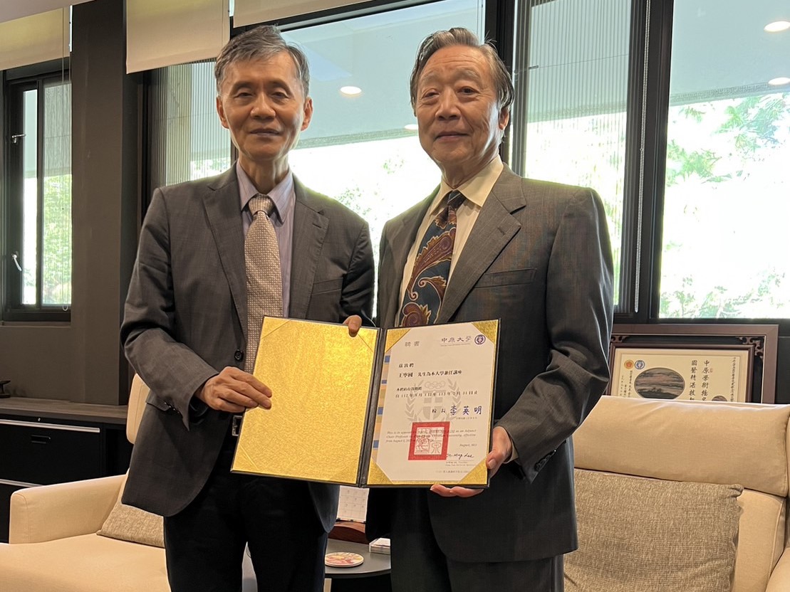中原大學校長李英明(左)頒發講座教授聘書予王寧國(右)，借重其專業助力中原發展半導體產業學院。