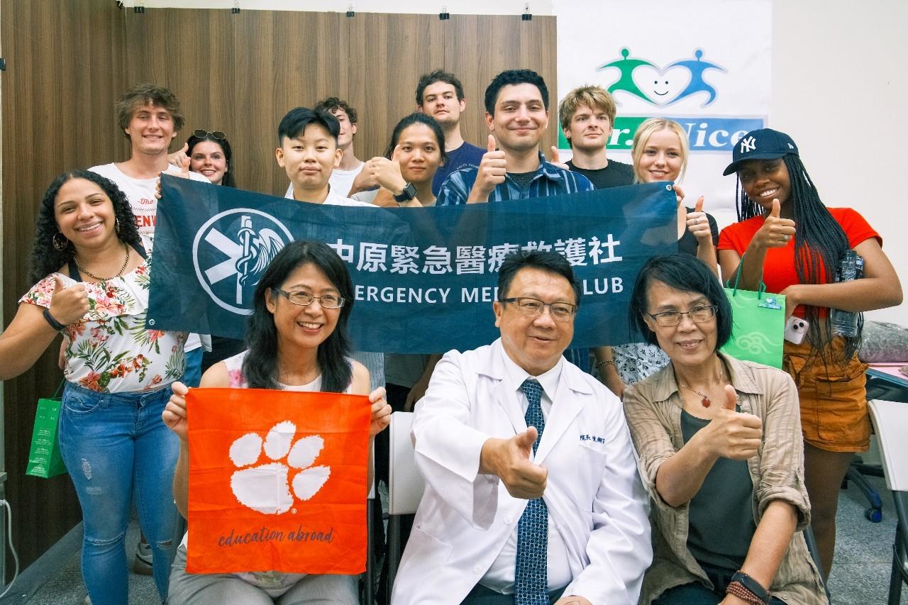中原大學緊急醫療救護社與美國克萊門森大學合辦急救教育課程，中醫參訪活動讓學員留下深刻印象。