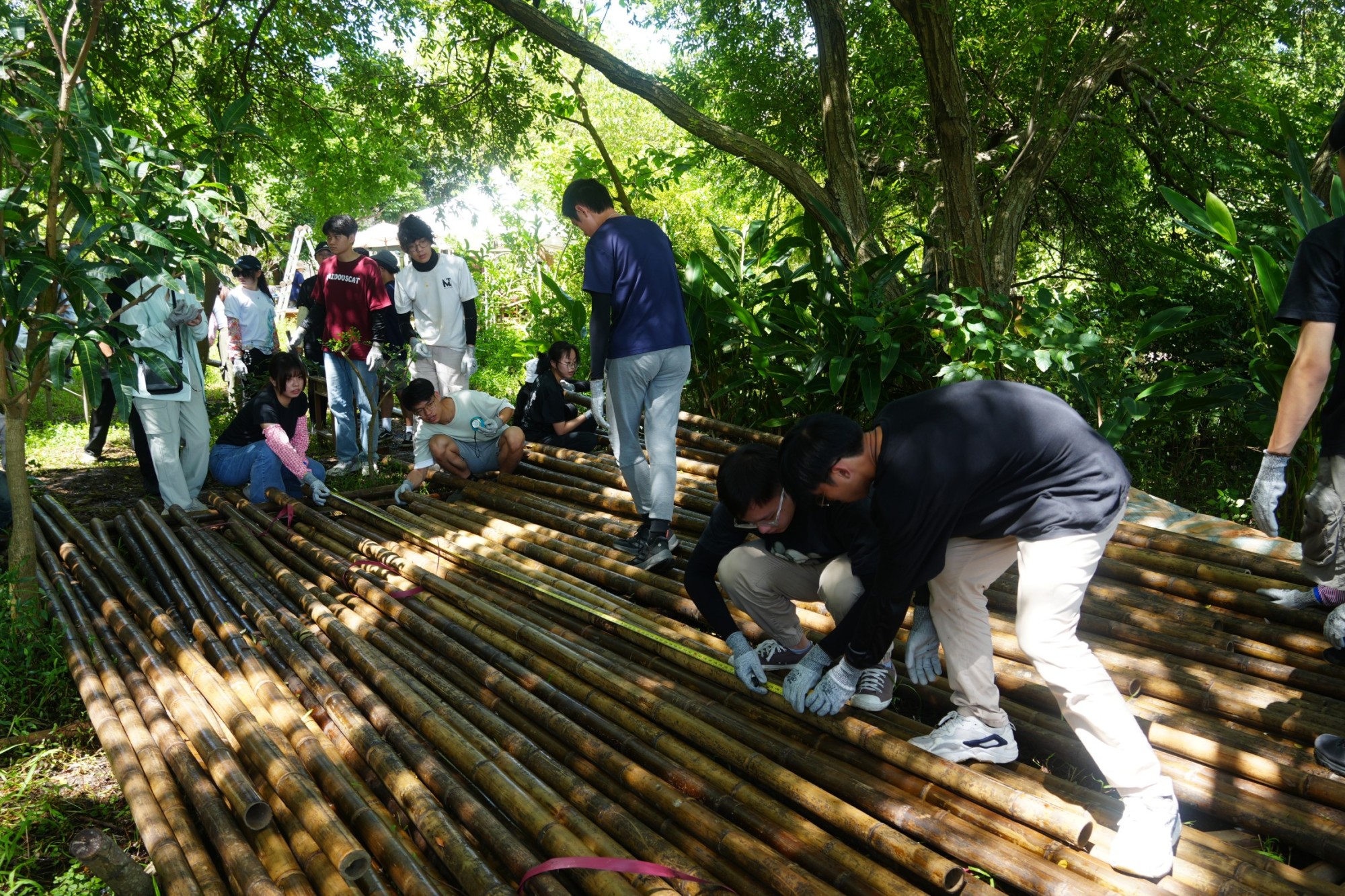 中原大學與國際多元鏈結，攜手馬來西亞UCSI大學進行「竹構築實作」，體驗永續與自然的共生關係。